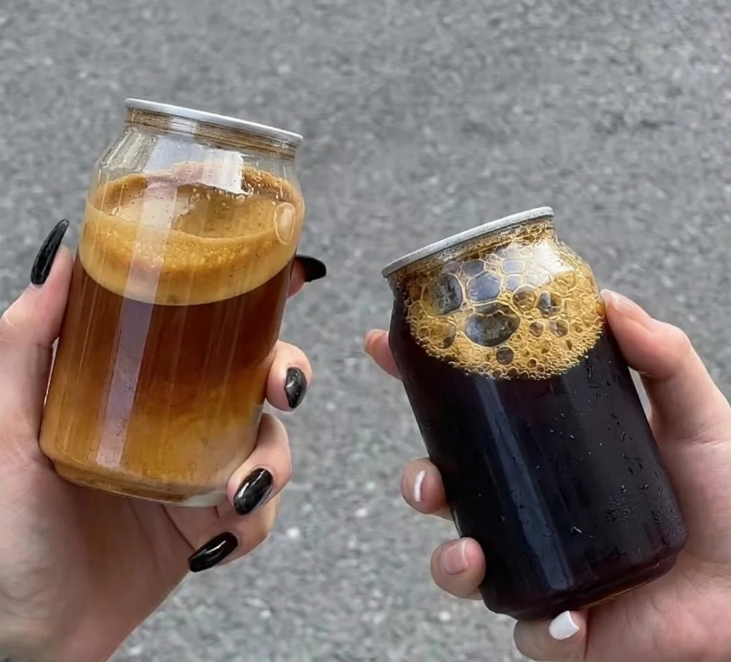 Le lattine PET stanno guadagnando importanza nel packaging alimentare grazie alla loro trasparenza, leggerezza e alla capacità di integrarsi nei sistemi di economia circolare e riciclo.