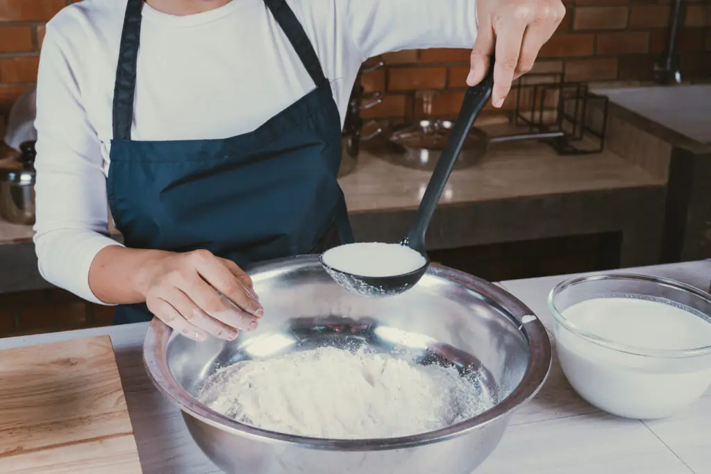 Cheesecake artigianali realizzate in un laboratorio di cheesecake specializzato, con packaging per la vendita e il take away.